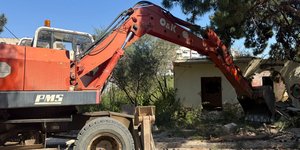 Κατεδάφιση αυθαiρέτου στο Ρέμα Πικροδάφνης \ ΑΜΠΕ