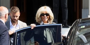 Εξοδος της Μπριζίτ Μακρόν από το ξενοδοχείο στο Σύνταγμα