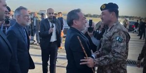 Ο Ιρανός υπουργός Εξωτερικών Αμπάς Αραγτσί υποδέχτηκε τον Πακιστανό στρατάρχη Ασίμ Μουνίρ στην Τεχεράνη