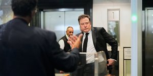 O Ελον Μασκ μόλις έχει φτάσει στο δικαστήριο
