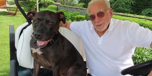 Ο δισεκατομμυριούχος Νέλσον Πελτζ με τον σκύλο του 