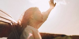 νέα γυναίκα σε αυτοκίνητο κόντρα στον ήλιο