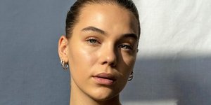 Γυναίκα με καθαρό πρόσωπο 