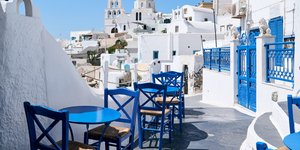 μπλε πορτοπαραθυρα τραπεζι