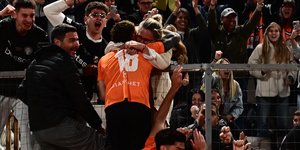 Ο Τιάγκο Νους στην αγκαλιά της μητέρας του μετά το γκολ που πέτυχε στον τελικό για τον ΟΦΗ