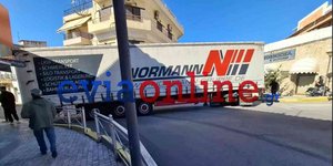 Εύβοια: Νταλίκα σφήνωσε λόγω GPS σε δρόμο-Έκοψαν κάγκελο για να περάσει