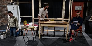 Νίκος Πουρσανίδης, Γεράσιμος Σκαφίδας και Αλέκος Συσσοβίτης στην παράσταση «Πουπουλένιος» στο Σύγχρονο Θέατρο 