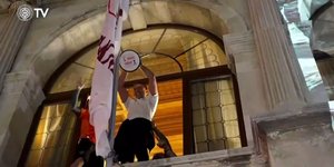 Ο Κόντης σηκώνει το Κύπελλο Ελλάδας στο Δημαρχείο