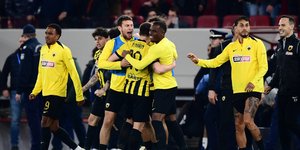 Παίκτες της ΑΕΚ πανηγυρίζουν τη νίκη στο Φάληρο