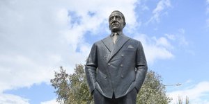 Ο ανδριάντας του Αριστοτέλη Ωνάση στο Ελληνικό