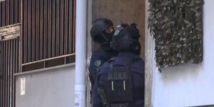 Η στιγμή που αστυνομικοί μπαίνουν στο κτίριο