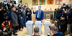 Ο Πίτερ Μάγιαρ, ηγέτης του κόμματος της αντιπολίτευσης «Τίσα», σε εκλογικό τμήμα στη Βουδαπέστη της Ουγγαρίας