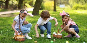 παιδια μαζευουν αυγα