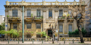 Πολλοί τη θεωρούν ως την παλαιότερη σωζόμενη πολυκατοικία της Αθήνας, ένα υπέροχο κτίσμα που ξεπερνά πλέον τον έναν αιώνα ζωής / ΙNSTAGRAM