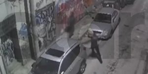 Η στιγμή που ο Παλαιστίνιος σπάει αυτοκίνητα και τον κυνηγούν αστυνομικοί, δείτε βίντεο<p>Πηγή: <a target="_blank" href="https://www.iefimerida.gr">iefimerida.gr</a> - <a target="_blank" href="https://www.iefimerida.gr/ellada/ag-panteleimonas-ihitiko-epithesi-aytokinita-amok">Αγ. Παντελεήμονας: Η στιγμή που ο Παλαιστίνιος σπάει αυτοκίνητα και τον κυνηγούν αστυνομικοί