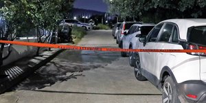 Ολα τα ενδχεχόμενα ερευνώνται για τον θάνατο του άνδρα που βρέθηκε νεκρός χθες το βράδυ στην Παλλήνη με tire up στον λαιμό, προκαλώντας ερωτήματα. 