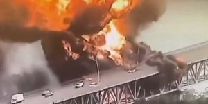 Τεράστια έκρηξη και φωτιά στη «Γέφυρα της Αμερικής», στην Διώρυγα του Παναμά