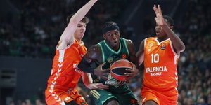 O Κέντρικ Ναν μονομαχεί με παίκτες της Βαλένθια στο φετινό παιχνίδι των δύο ομάδων στο ΟΑΚΑ