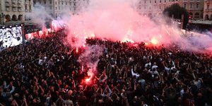 Οι φίλοι του ΠΑΟΚ άναψαν καπνογόνα στην Αριστοτέλους στις 19:26