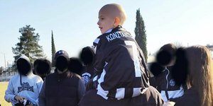 Ο μικρός Γιώργος στους ώμους δικού του ανθρώπου