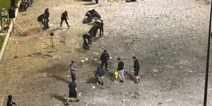 Οπαδοί του ΠΑΟΚ καθαρίζουν στην πλατεία Ναυαρίνου