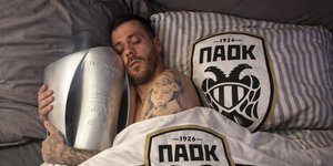 Ο Αντελίνο Βιεϊρίνια με το τρόπαιο του πρωταθλητή Ελλάδος