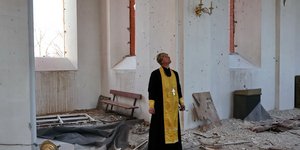 παππας κοιταει τα γκρεμισμένα 