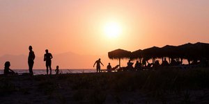 Νέοι σε παραλία της Ελλάδας