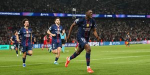 Ο Ντεμπέλε πανηγυρίζει