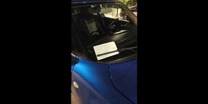 Δάσκαλος οδήγησης πάρκαρε πάνω σε ράμπα ΑμεΑ -Το σημείωμα που του άφησε μαθητής του