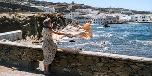 γυναικα τιναζει τραπεζομάντηλο 