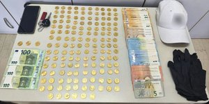 Οι λίρες και τα χρήματα που απέσπασαν από την ηλικιωμένη στην Πέλλα