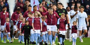 Από τις αθλητικές μεταδόσεις της ημέρας ξεχωρίζει η αναμέτρηση της Άστον Βίλα με τη Νότιγχαμ Φόρεστ