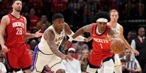 Παραμένουν ζωντανοί οι Ρόκετς μετά τη νίκη που έκαναν επί των Λέικερς