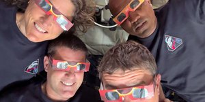 Το πλήρωμα του Artemis II ποζάρουν φορώντας ειδικά γυαλιά για έκλειψη κατά τη διάρκεια σεληνιακής υπέρπτησης