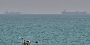 Πλοία αγκυροβολημένα στα Στενά του Ορμούζ 