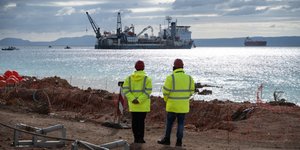 Άνθρωποι κοιτούν πλοίο