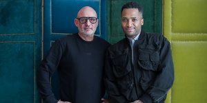 O Καλλιτεχνικός Διευθυντής Poka-Yio και ο  Thiago de Paula Souza, επιμελητής της 8ης Μπιενάλε της Αθήνας