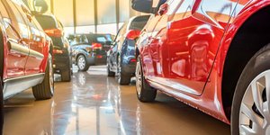 Έκθεση καινούργιων αυτοκινήτων 