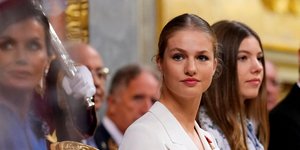 Η πριγκίπισσα Λεονόρ δίπλα στη βασίλισσα Λετίθια και την αδελφή της Σοφία, ενώ ορκίζεται πίστη στο Σύνταγμα στα 18α γενέθλιά της 