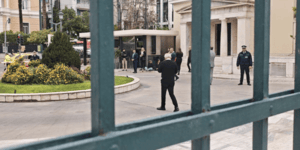 Διαμαρτυρία στο προαύλιο της Βουλής