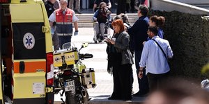 Οι τραυματίες μεταφέρονται με ασθενοφόρα μετά την επίθεση 89χρονου με καραμπίνα στο Πρωτοδικείο Αθηνών