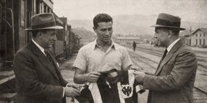 Στα χέρια του Ραϊμόν Ετιέν η φανέλα του ΠΑΟΚ