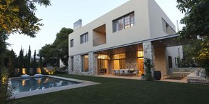 Μια προσθήκη σε διατηρητέο σπίτι στο Π. Ψυχικό συνδυάζει μοναδικά ιστορική μνήμη και σύγχρονη αρχιτεκτονική