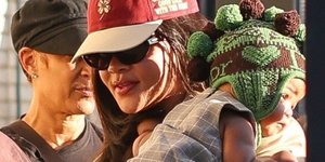 Η Ριάνα έχοντας στην αγκαλιά της την κόρη της, Ρόκι