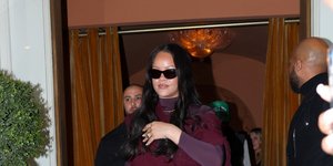 Στο Παρίσι, η Ριάνα κρατά την τσάντα Dior για την οποία μιλούν όλοι