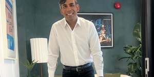 Ο πρώην βρετανός πρωθυπουργός, Ρίσι Σούνακ, με πατερίτσες 