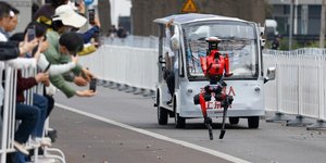 Ρομπότ τρέχει σε ημιμαραθώνιο