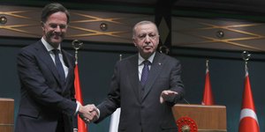 Συνάντηση με τον Γενικό Γραμματέα του ΝΑΤΟ, Μαρκ Ρούτε (αριστερά), είχε ο Πρόεδρος της Τουρκίας, Ρετζέπ Ταγίπ Ερντογάν (δεξιά)