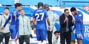 Ο Λίαμ Ροσενιόρ δίνει οδηγίες στους παίκτες τις Τσέλσι